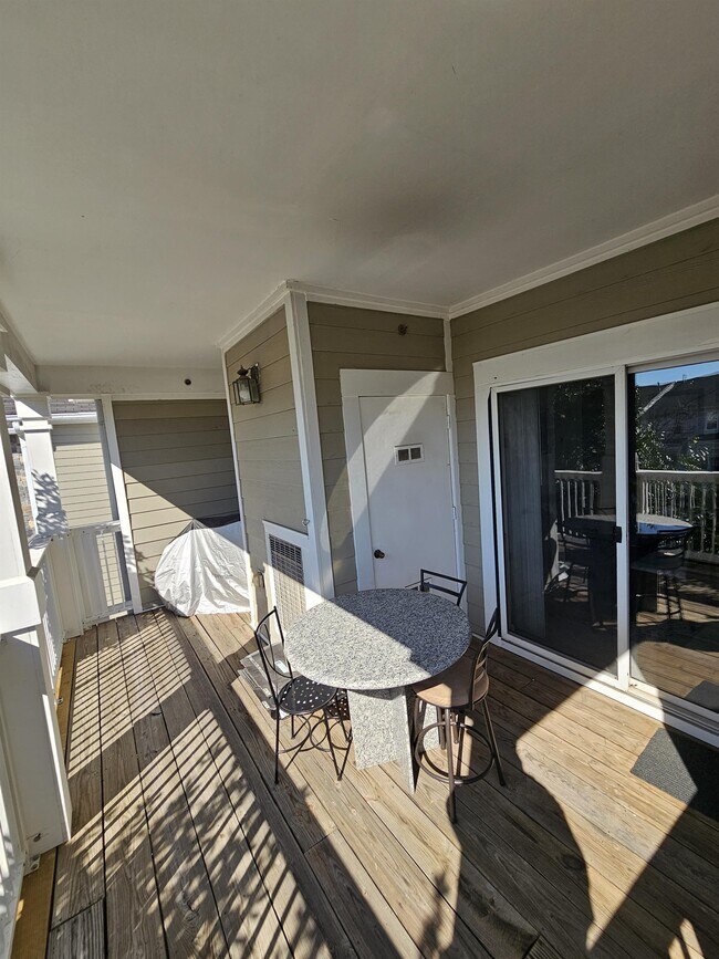 Foto del edificio - 1720 Lake Shore Crest Dr