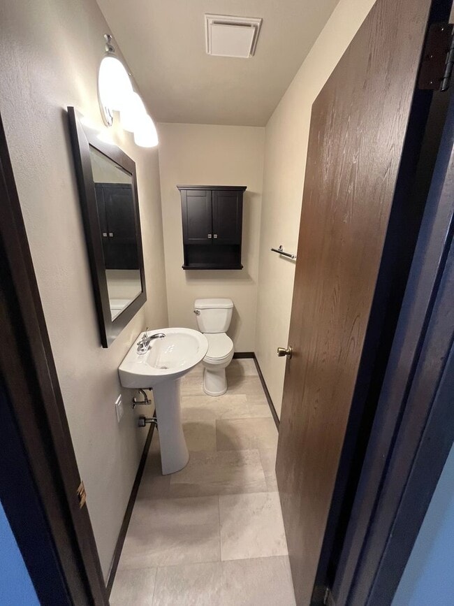 Building Photo - Spacious 2 bedroom condo!