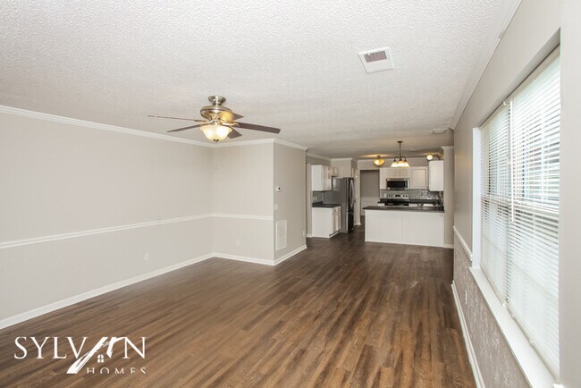 Building Photo - This 4 BR, 2.5 BA house is the perfect pla...