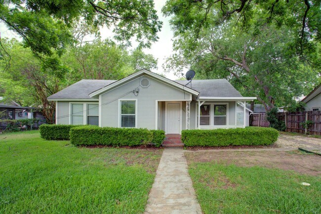 Foto del edificio - Coming Soon! Pet-Friendly 3BR Home with Large Backyard – Cleburne