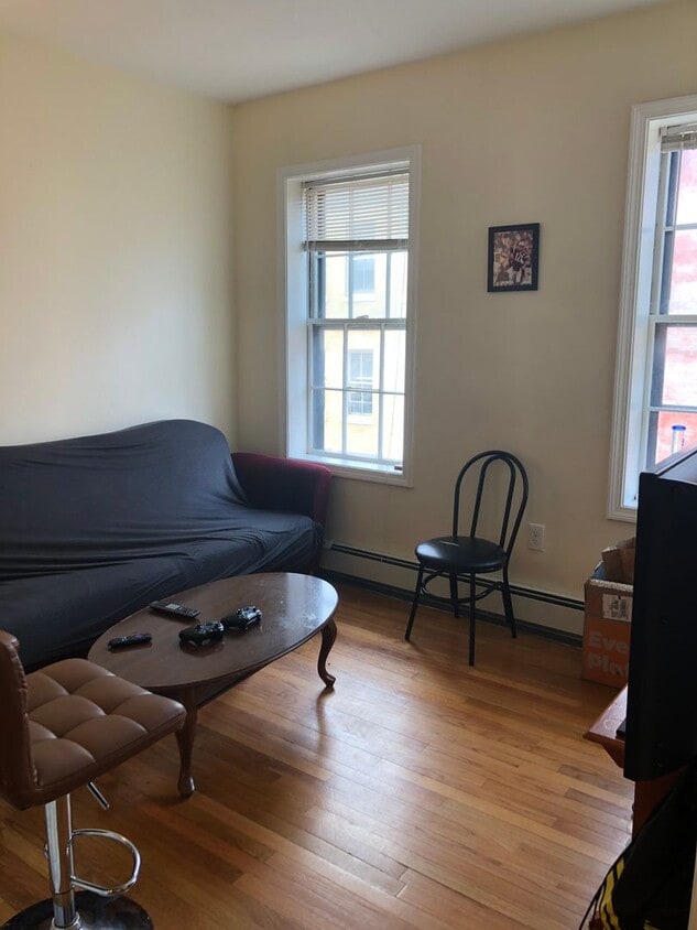 3 Bed 2 Full Baht in Beacon Hill, Heat, Hot Water Included, Laundry on a Site - 3 Bed 2 Full Baht in Beacon Hill, Heat, Hot Water Included, Laundry on a Site