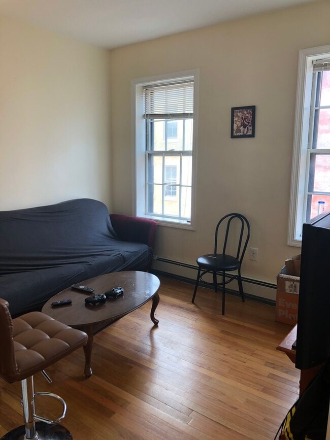 3 Bed 2 Full Baht in Beacon Hill, Heat, Hot Water Included, Laundry on a Site - 3 Bed 2 Full Baht in Beacon Hill, Heat, Hot Water Included, Laundry on a Site Apartment