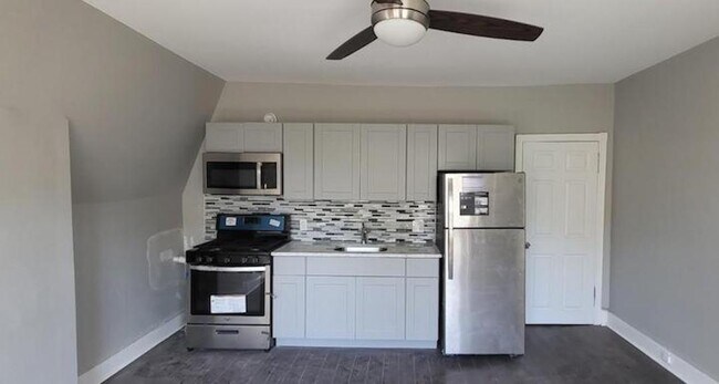Vista de la sala de estar/cocina n.° 4 - 432 W Bringhurst St