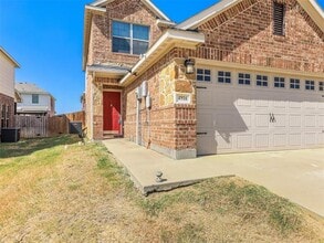 Building Photo - 4916 Villas Dr