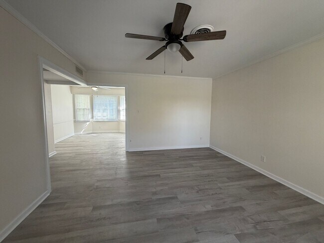Foto del edificio - Large Home suitable for Residence or Business
