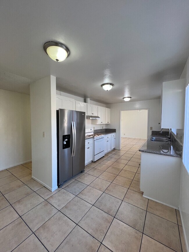 Foto del edificio - Light-Filled 4-Bed in San Pedro | Garage Parking, Utilities Included, Prime Location