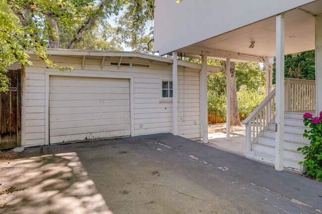 Foto del edificio - Private 2-Bedroom Fair Oaks Duplex with Gated Driveway & Garage!