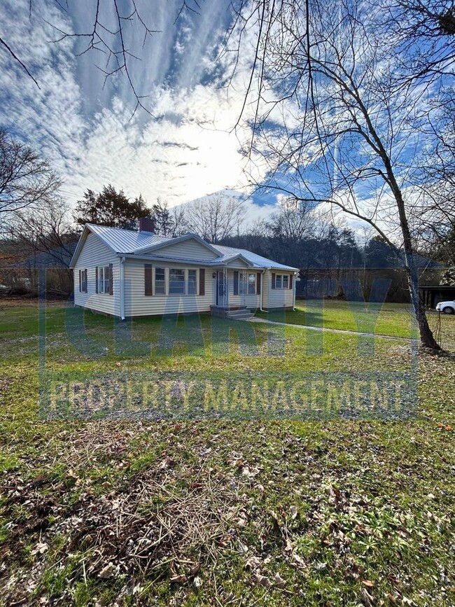 Building Photo - Super cute three-bedroom house!