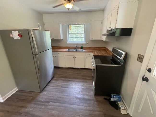 Building Photo - Quaint Two Bedroom House