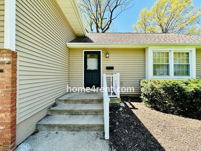 Foto del edificio - Attractive Overland Park Home, Wood Floors...