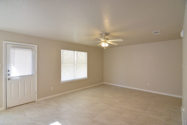 Foto del edificio - 512 Jorgette Dr