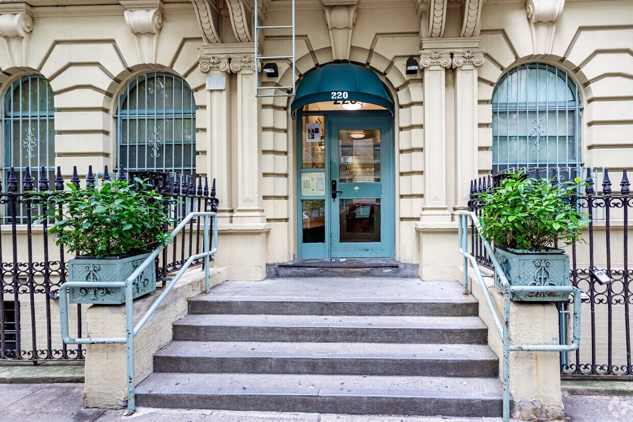 Entrada - 220 W 140th St