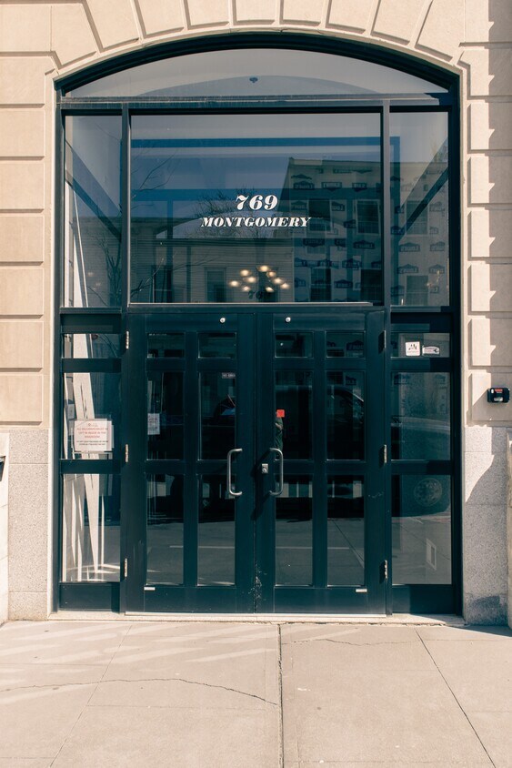 Foto principal - 769 Montgomery St
