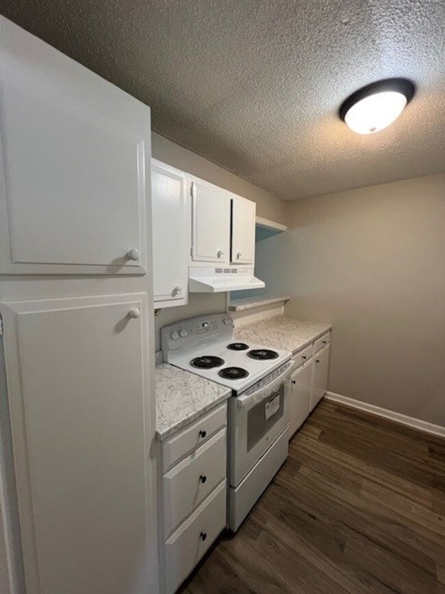 Building Photo - Newly Renovated 2B/1B Apartment Available ...