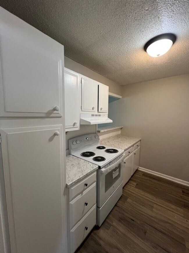 Foto del edificio - Newly Renovated 2B/1B Apartment Available ...