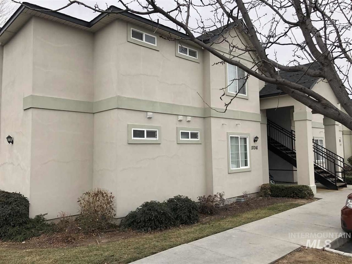 Primary Photo - 10041 W Garverdale Ln