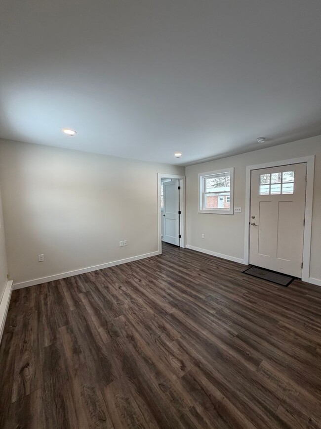 Building Photo - Beautifully remodeled and completed 1 bedroom apartment. FREE MONTH OF RENT!*