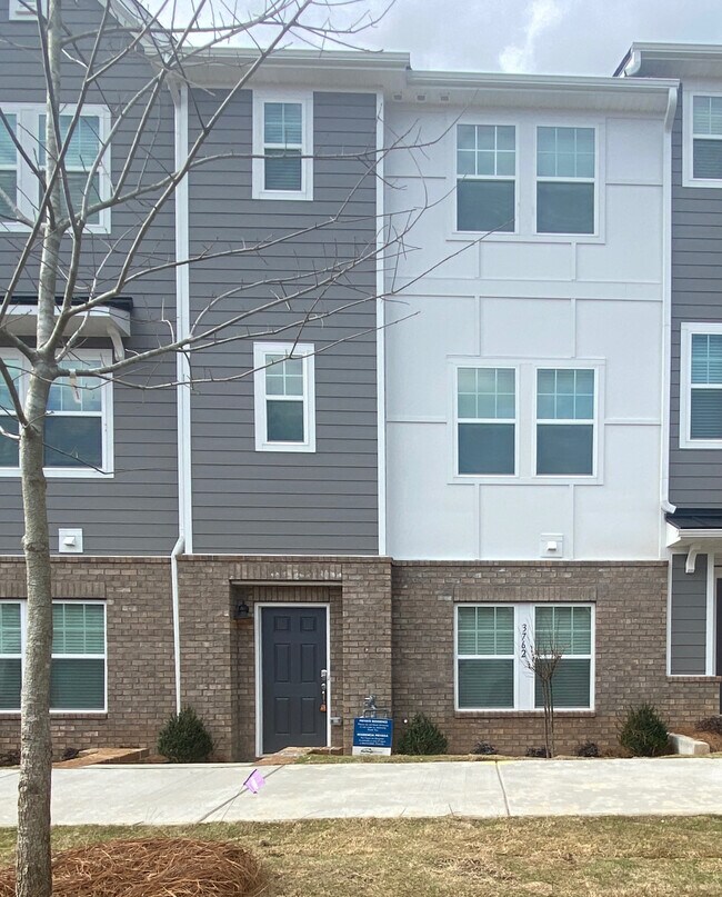 Foto del edificio - Room in Townhome on Memorial Pkwy