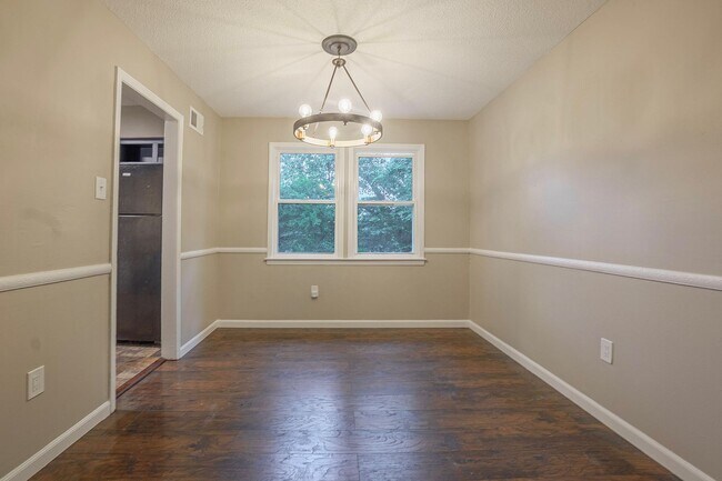 Foto del edificio - 4BR/1.5BA split-level in Grandview Heights