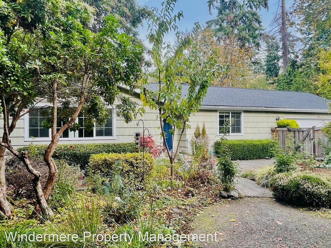2 br, 2 bath House 801 Park Avenue House Rental in Bainbridge