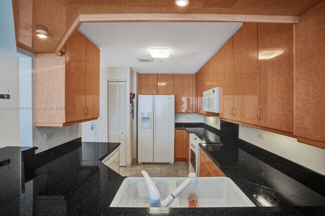 Building Photo - 801 Brickell Key Blvd