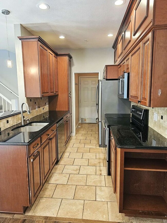 Building Photo - Beautiful 3 Bed 2.5 Bath Townhome in Beaut...