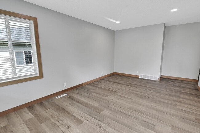 Foto del edificio - 3+ Bedroom Home in Quiet Neighborhood