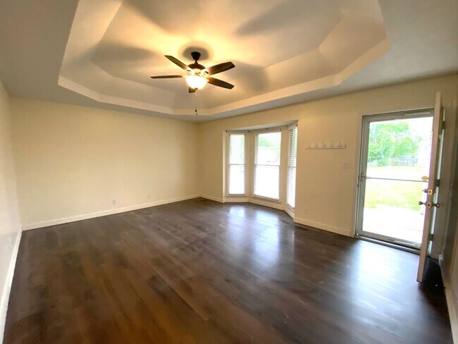 Building Photo - 627 Flower Dr
