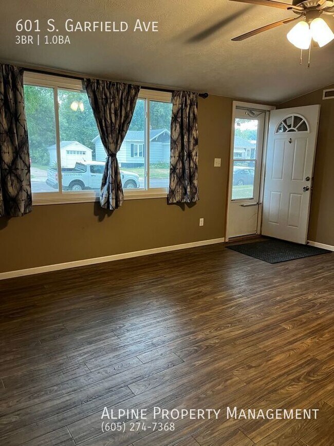 Building Photo - 3 Bed/1 Bath Short Term Rental!