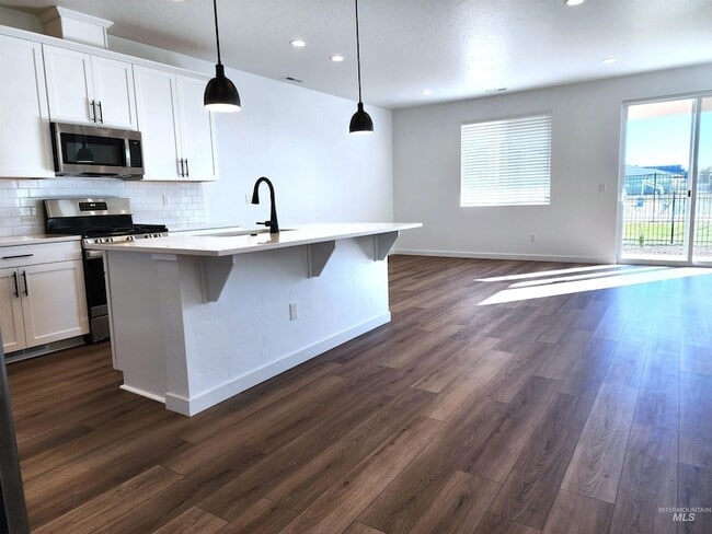 Building Photo - 350 N Lagrasse Ln