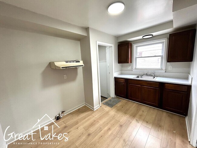 Foto del edificio - Stunning 3 Bedroom 1.5 Bathroom now availa...