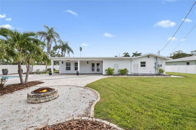 Foto del edificio - 3800 Bayshore Blvd NE