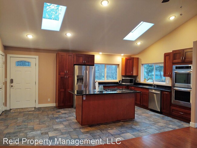 Building Photo - 3 br, 2.5 bath House - 871 NE Larson Blvd