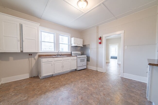 Building Photo - 426 W Peach St