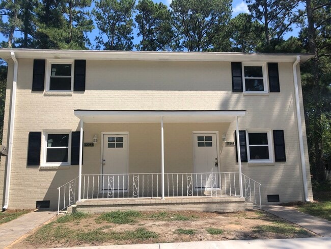 Building Photo - 2224 Sandalwood Rd