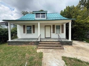 Building Photo - 1057 College St