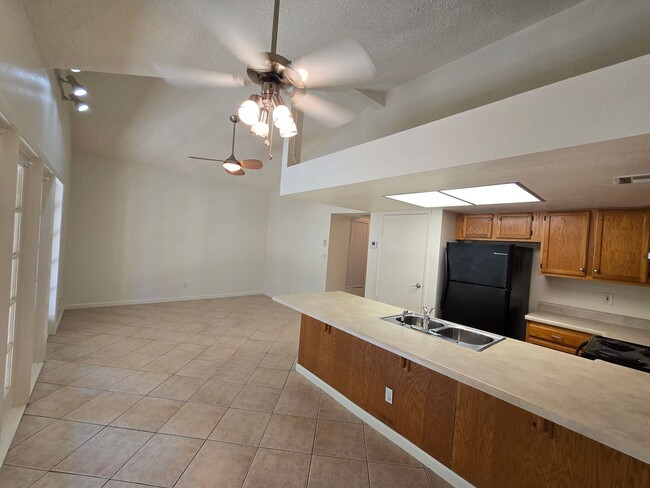 Building Photo - 1 Bed 1 Bath Spacious Apartment