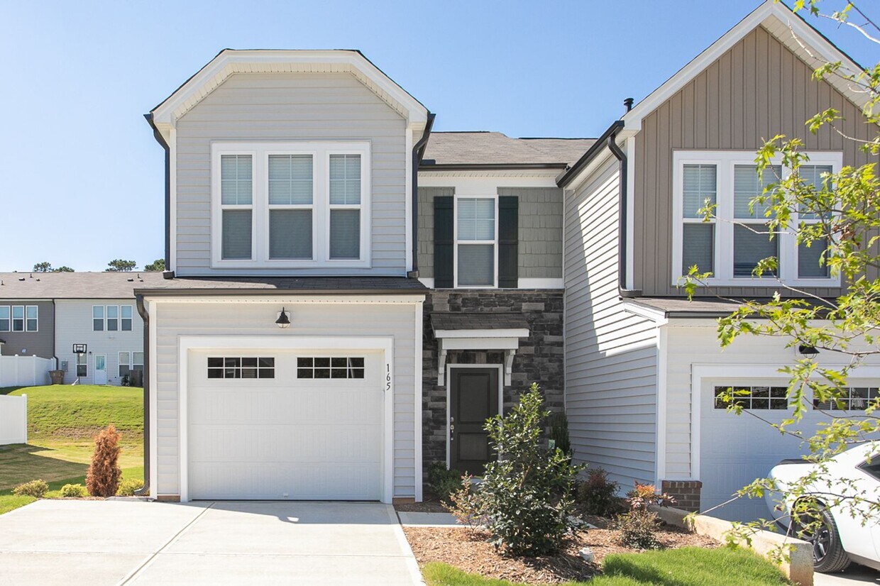 Primary Photo - Beautiful 3 bedroom, 2.5 bath townhome in ...