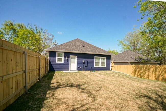 Building Photo - 320 W Bond St