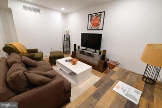 Building Photo - 1230 Penn St NE