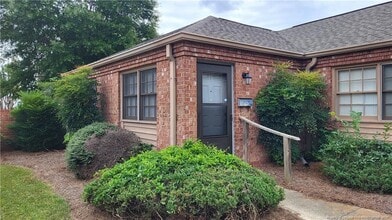 Building Photo - 1005 N Elm St
