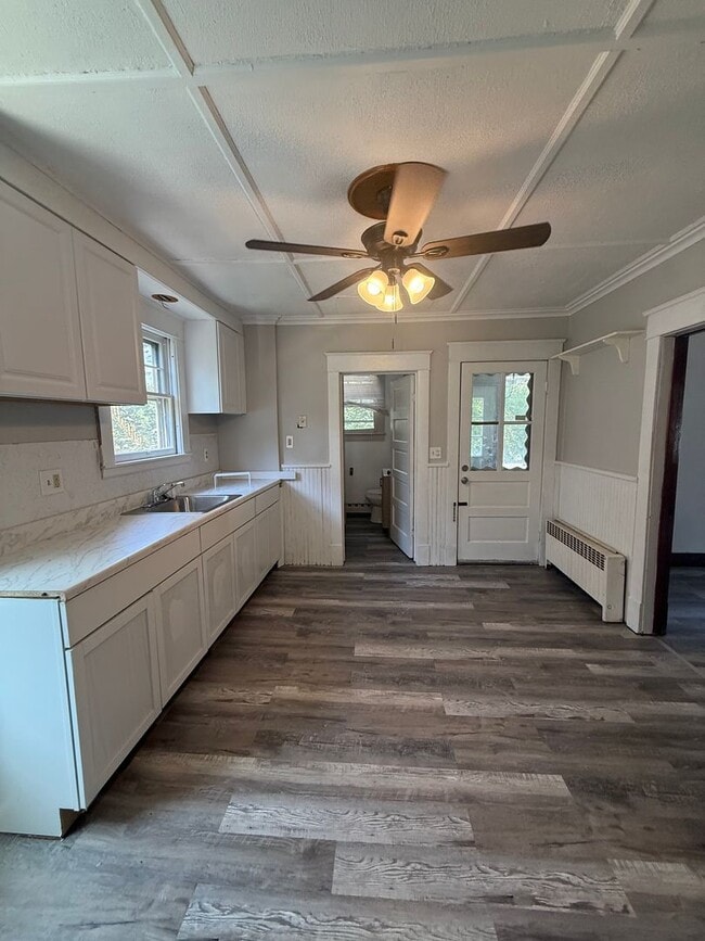 Building Photo - Spacious 3 Bed, 2 Bath Single Family home ...