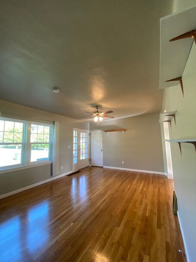 Foto del edificio - Perry District Gem – Move-In Ready 3 plus Bed / 2 Bath Brick Home with Finished Basement & 2-Car ...