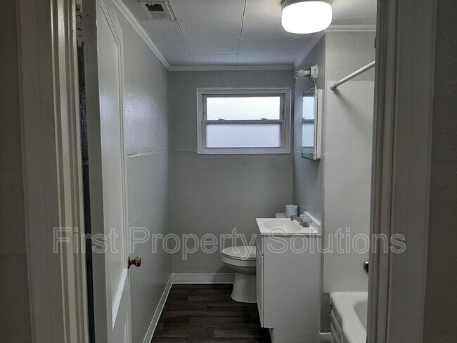 Building Photo - 335 Little Vine Dr