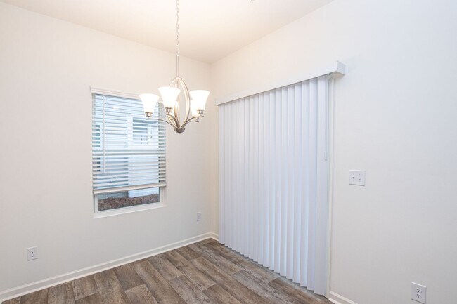 Foto del edificio - BEAUTIFUL 2 Bedroom Townhome in MIDLAND AVAILABLE MARCH 2026