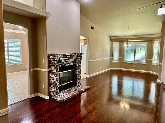 Building Photo - 3 BEDROOM 2 BATH HOME MOVE IN READY!!