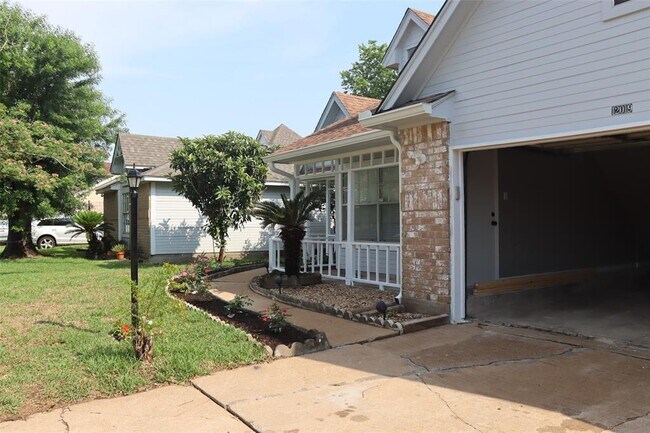 Building Photo - 12019 Fairpoint Dr