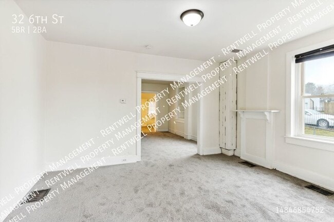 Building Photo - 5BR 2.0 Full Baths Townhome Available for ...