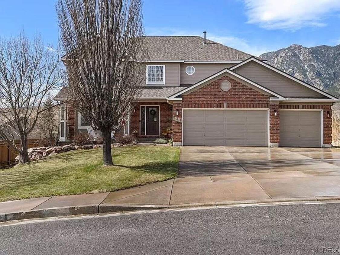 Beautiful 5 Bed, 4 Bath Home in D-12, Minutes from Ft. Carson, Shopping and Downtown - Beautiful 5 Bed, 4 Bath Home in D-12, Minutes from Ft. Carson, Shopping and Downtown