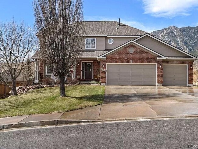 Beautiful 5 Bed, 4 Bath Home in D-12, Minutes from Ft. Carson, Shopping and Downtown - Beautiful 5 Bed, 4 Bath Home in D-12, Minutes from Ft. Carson, Shopping and Downtown